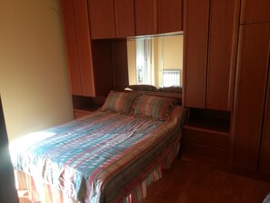 5 bedrooms, iron/ironing board, bed sheets