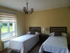 5 bedrooms, iron/ironing board, bed sheets