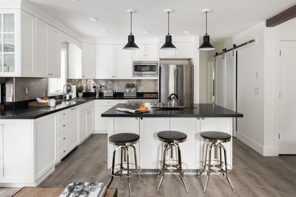 冰箱、微波炉、烤箱、炉灶