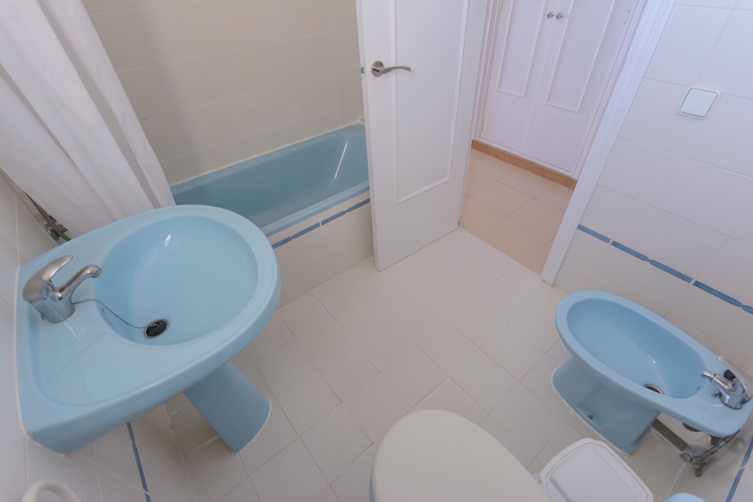 Badewanne, Haartrockner, Handtücher