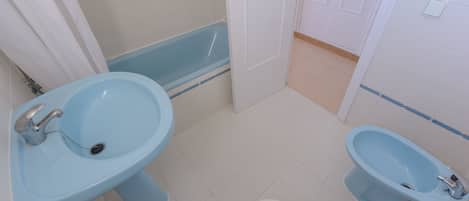 Badewanne, Haartrockner, Handtücher