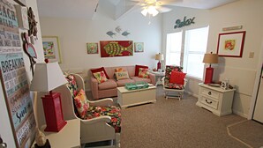 A cozy living room with a couch, chairs, a coffee table, and a ceiling fan. - 👣 Come get your toes in the sand ~~~ and a cold drink in your hand! 🍹 (Gulf Shores)
