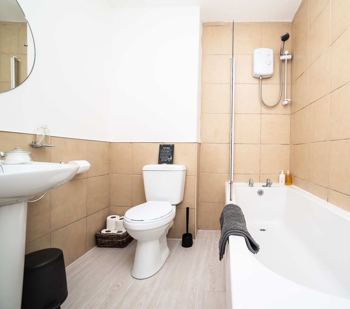 Combined shower/tub, hair dryer, towels