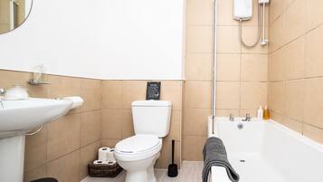 Combined shower/tub, hair dryer, towels