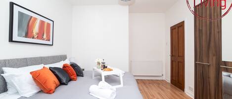 1 habitación, tabla de planchar con plancha y cuna de viaje