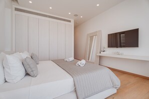 5 bedrooms, in-room safe, iron/ironing board, free WiFi