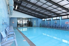 Indoor pool - Barclay Towers Oceanfront Suites (Virginia Beach)