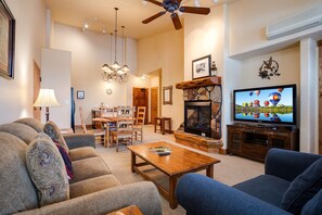 テレビ、暖炉、DVD プレーヤー