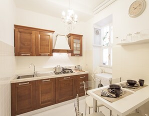 Fridge, microwave, oven, stovetop - Holiday home 'Suite Sarandrea' in Rome in the Vatican area of San Pietro (Roma)