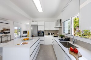 Réfrigérateur, four à micro-ondes, un four, surface de cuisson