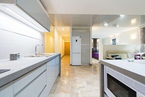 Fridge, microwave, oven, toaster - Suites Garden 2 Loft Dalí (Las Palmas)