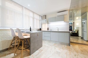 Fridge, microwave, oven, coffee/tea maker