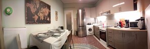 Kühlschrank, Mikrowelle, Ofen, Wasserkocher mit Kaffee-/Teezubehör