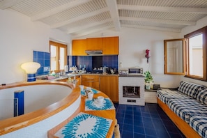 Wasserkocher mit Kaffee-/Teezubehör, Kühlschrank, Mikrowelle, Ofen