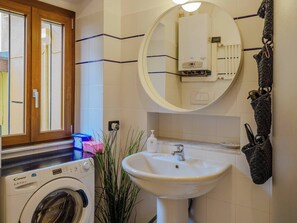 Dusche, umweltfreundliche Kosmetikartikel, Haartrockner, Bidet