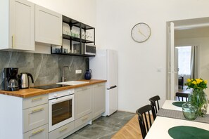 Kühlschrank, Mikrowelle, Ofen, Geschirrspüler