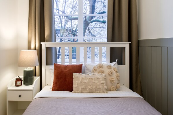 3 habitaciones, tabla de planchar con plancha, internet y ropa de cama 