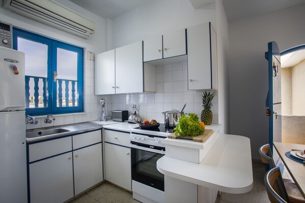 Fridge, microwave, oven, coffee/tea maker