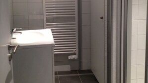 Douche, sèche-cheveux, serviettes fournies, savon