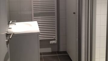 Douche, sĂšche-cheveux, serviettes fournies, savon