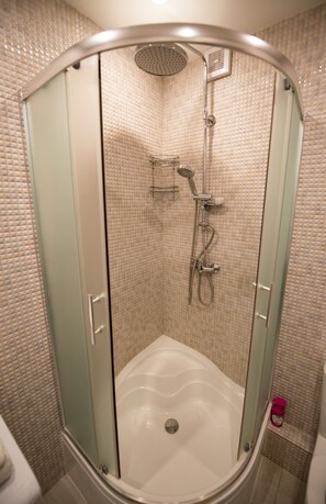 Een haardroger, badjassen, handdoeken, shampoo