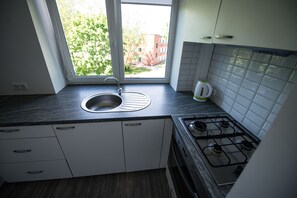 Een koelkast, een magnetron, een oven, een kookplaat