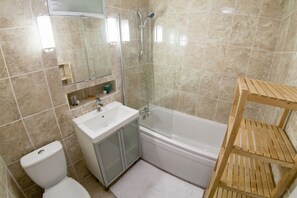 Combined shower/tub, hair dryer, towels