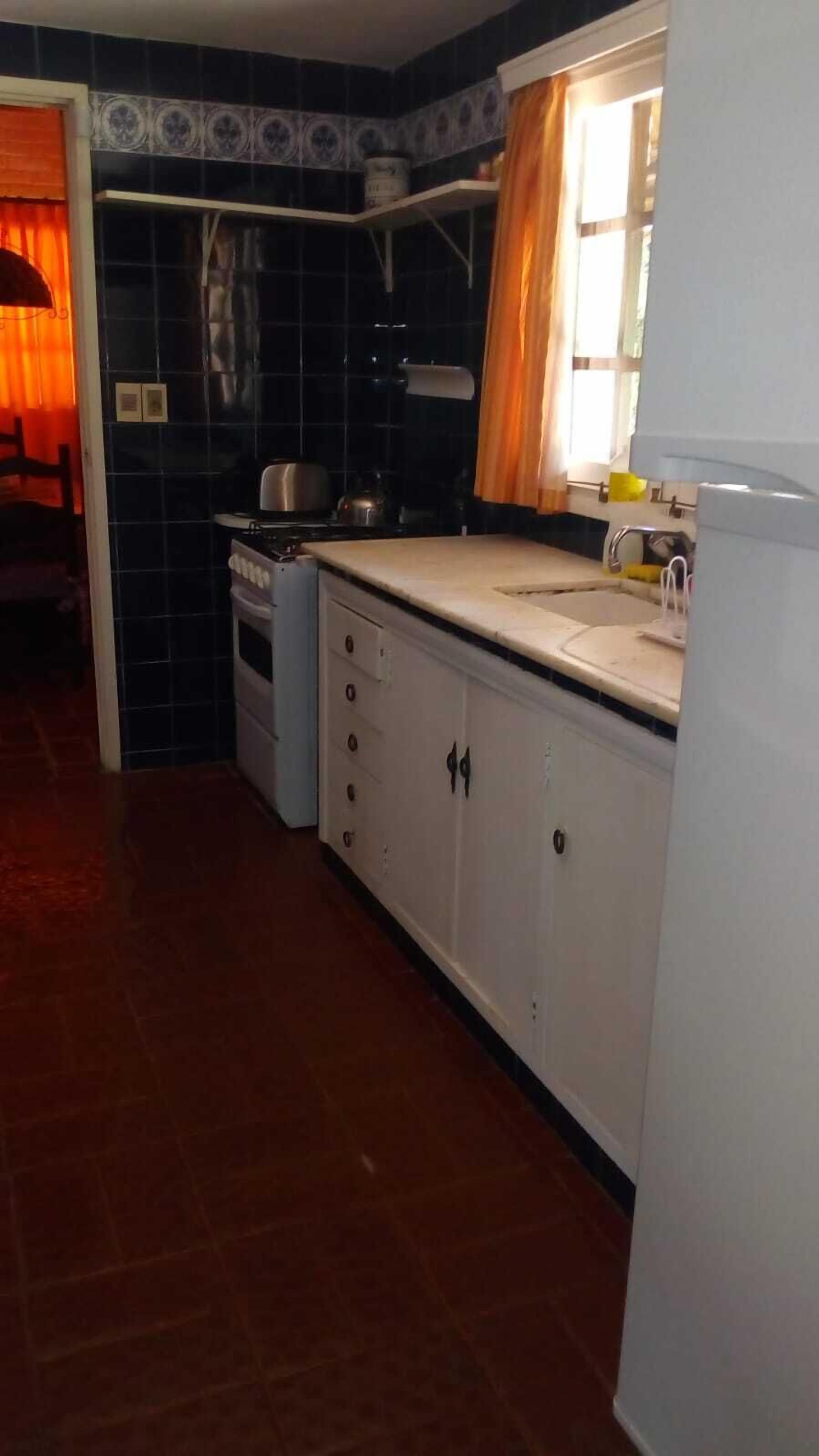 Een microgolfoven, een koffiezetapparaat/waterkoker