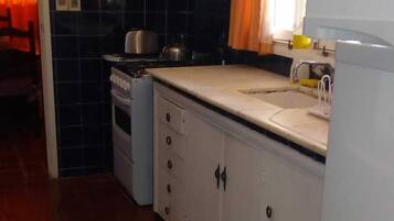 Een microgolfoven, een koffiezetapparaat/waterkoker