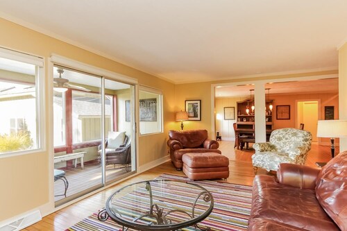 Screened porch pt water views hot tub walk to Saug