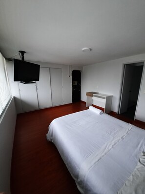 In-room safe, individually furnished, desk, laptop workspace