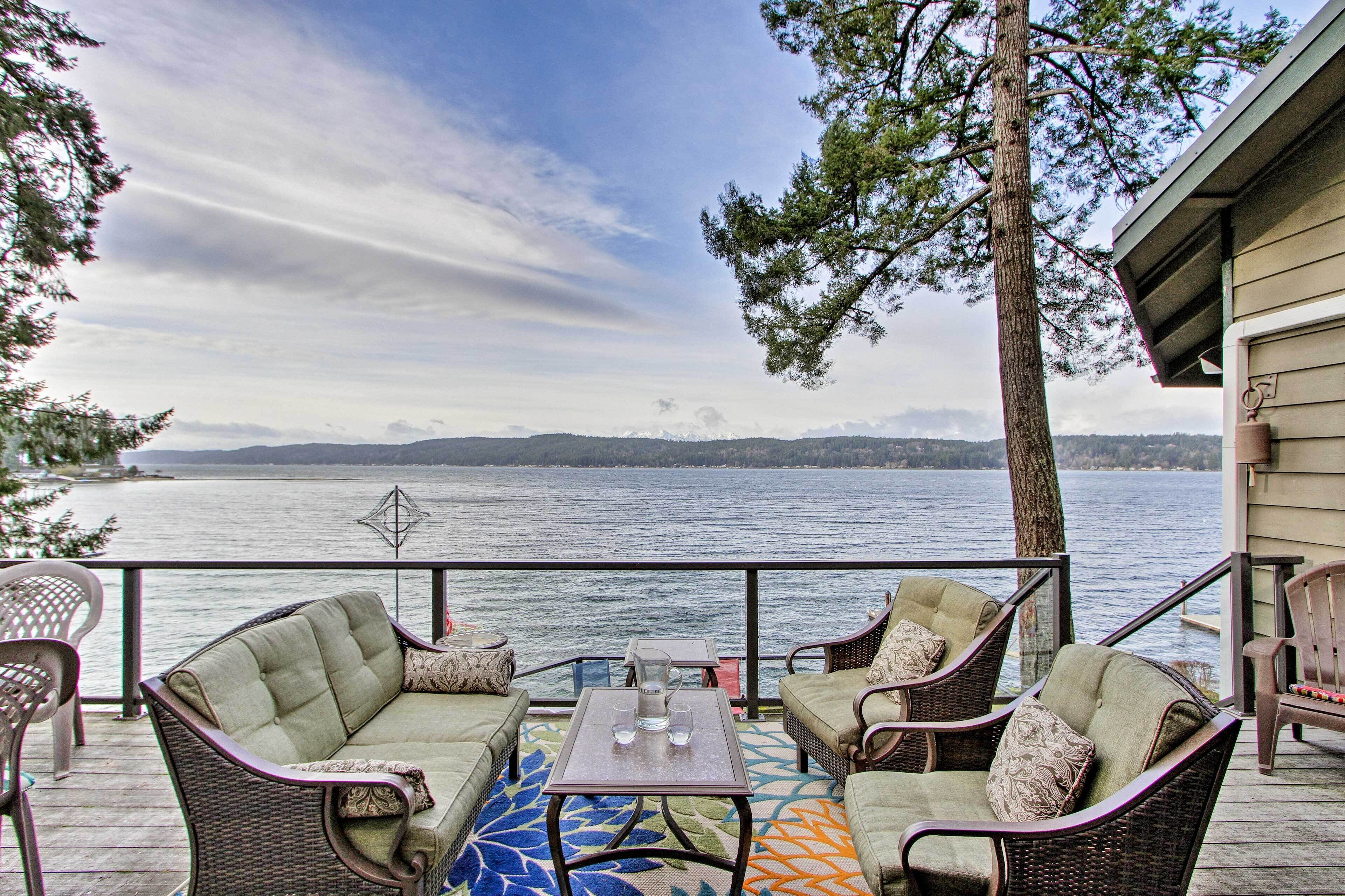 Beautiful Home on Hood Canal w/ Hot Tub & Dock!
