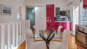 Une cuisine moderne équipée d’un four à micro-ondes, d’une machine à café et d’enceintes sur le plan de travail.