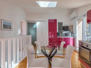 A modern kitchen with a microwave, coffee maker, and speakers. - Opuntia (Téoulièro), air-conditioned house in a quiet Mediterranean village (Escales)