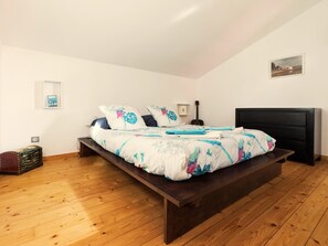 A bedroom with a bed, a guitar, and a picture on the wall. - Opuntia (Téoulièro), air-conditioned house in a quiet Mediterranean village (Escales)