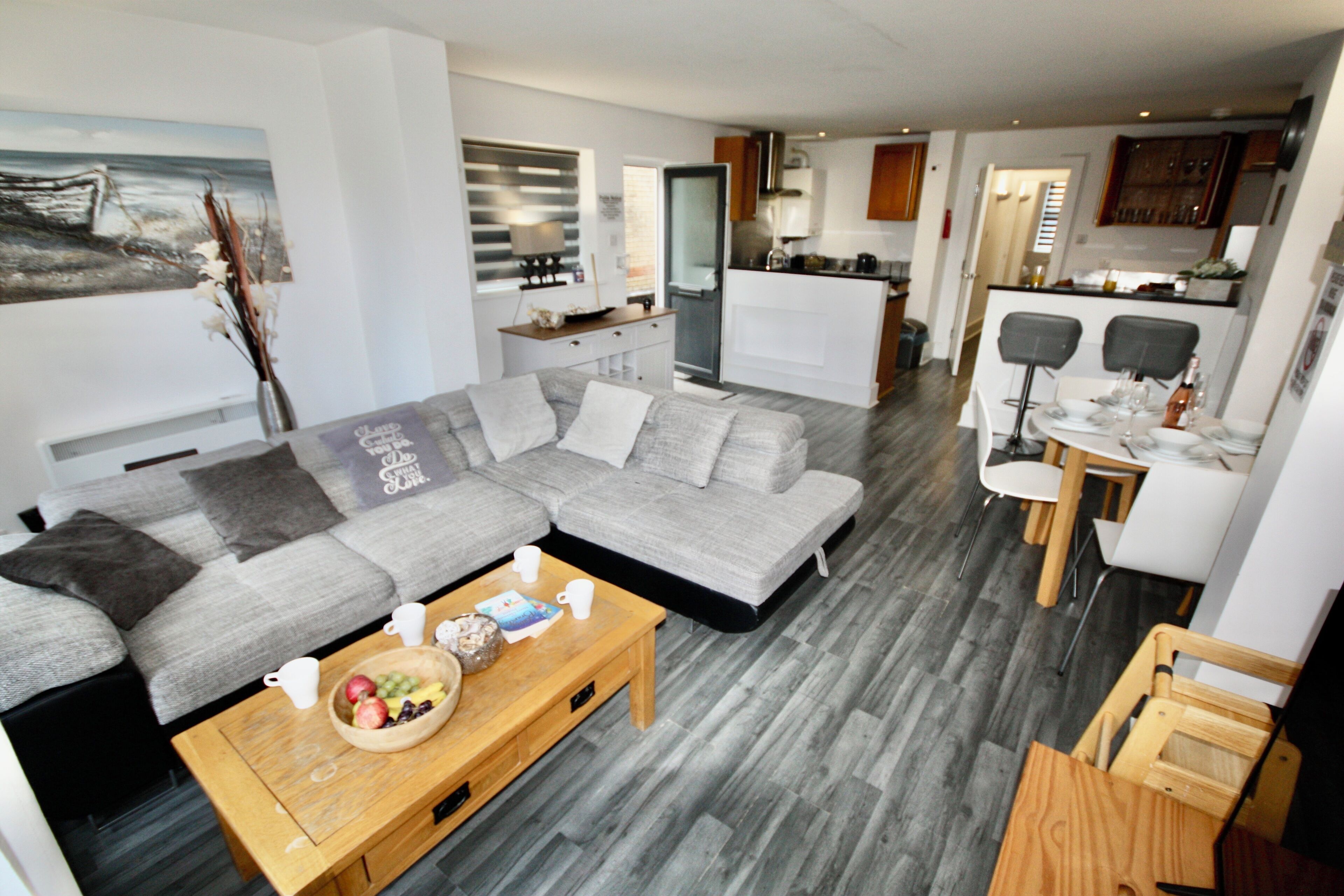 Télévision, cheminée, lecteur de DVD