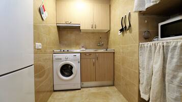 Réfrigérateur, micro-ondes, plaque de cuisson, cafetiÚre/bouilloire