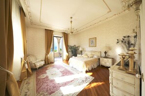 3 chambres, coffres-forts dans les chambres, fer et planche à repasser