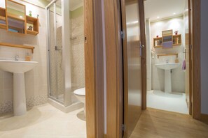 Combined shower/bathtub, hair dryer, bidet, towels - Apartment Sella and Sea (Urbanización La Nogalera) (Ribadesella)