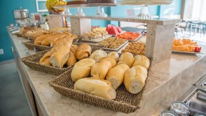 Un bufet amb diferents paets i pastissos.