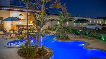 Una piscina al aire libre