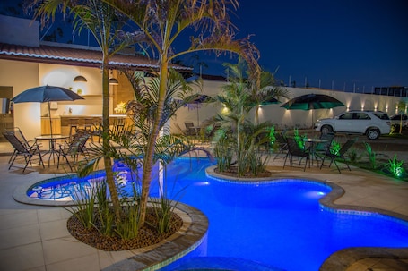 Una piscina al aire libre