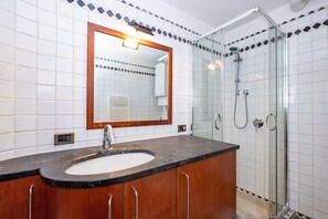 Shower, hair dryer, bidet, towels