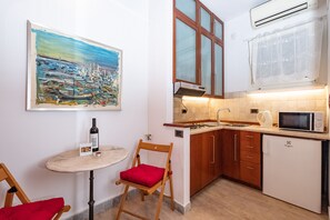 Fridge, microwave, stovetop, coffee/tea maker