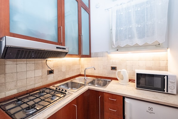 Fridge, microwave, stovetop, coffee/tea maker