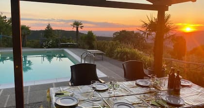 Yksityinen huvila, jossa on WiFi, oma uima-allas, TV, terassi, pesukone, pys�������köinti, lähellä Cortonaa