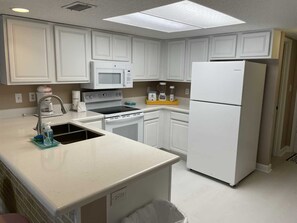 Kjøleskap, mikrobølgeovn, ovn og oppvaskmaskin