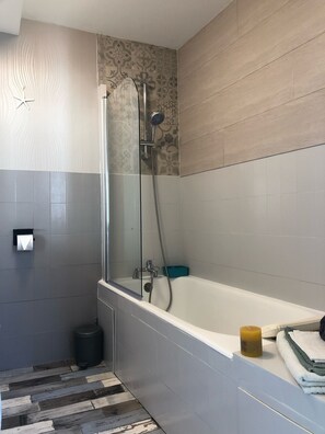 Bathtub, hair dryer, towels, soap - Quai Est 2p, 100m from Gold Beach (Ver-sur-Mer)