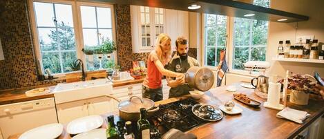 Kjøleskap, mikrobølgeovn, ovn og kokeplater