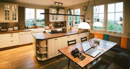 Luxury Scandinavian style villa (13-14 guests) with hot tub at the Golden circle